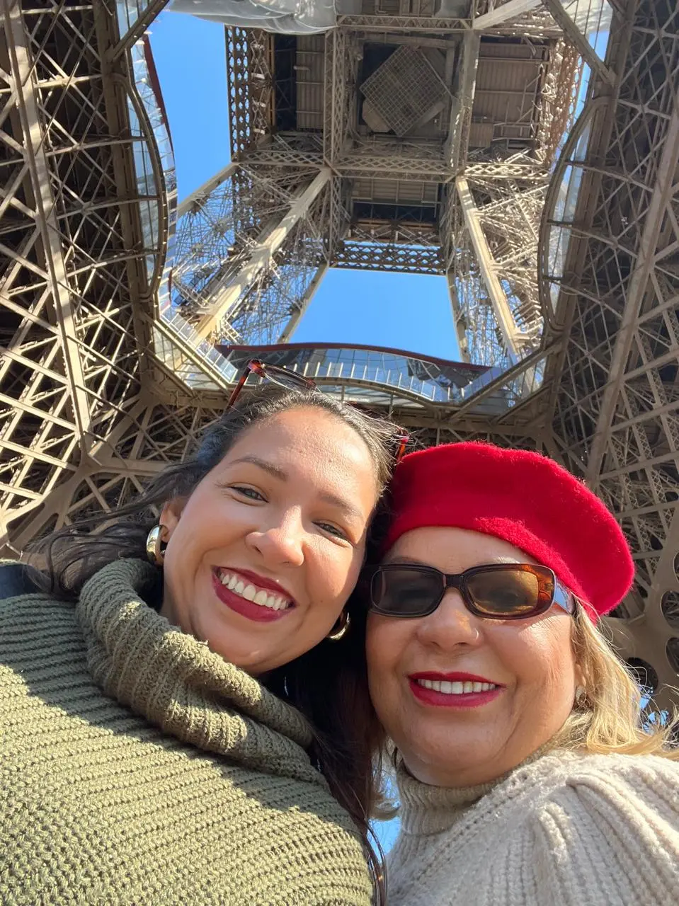 Sandra Martins com uma acompanhante sob a Torre Eiffel